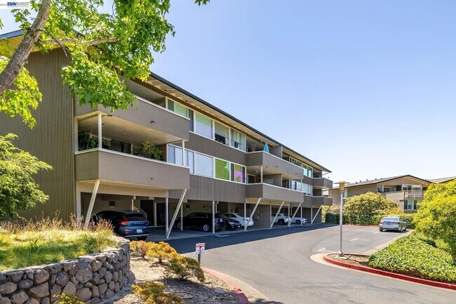Building Photo - 10 Andrew Dr