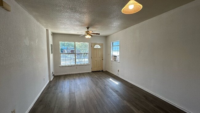Building Photo - COMING SOON! Cute 3 Bedroom, 1 Bath Close to Downtown San Antonio.