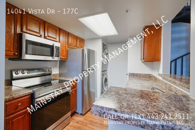 Building Photo - Beautiful 1 Bedroom Condo W/ Bonus Loft Sp...