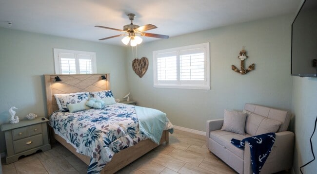 Building Photo - Charming 2 bedroom 1 bathroom beach side home