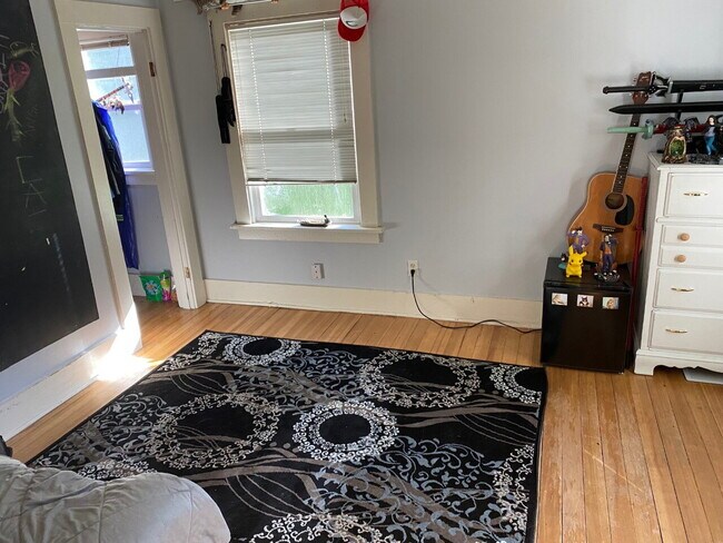 Building Photo - Steps from Campus, Minutes to Downtown – 4BR House on N Forest St | Pre-Leasing September 2026