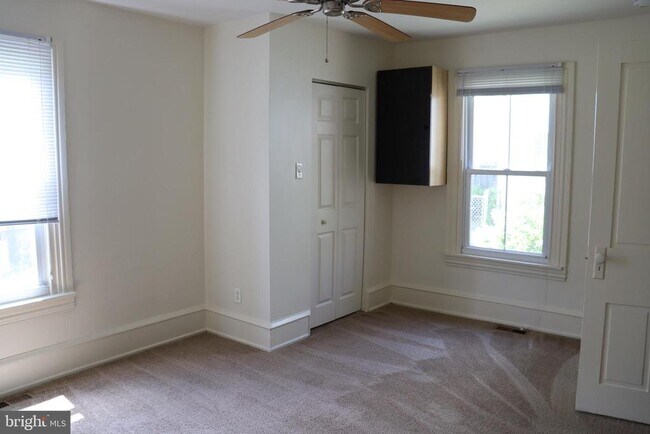 Building Photo - 421 Lyceum Ave