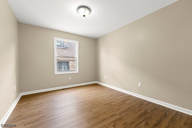 Building Photo - 110 16th Ave