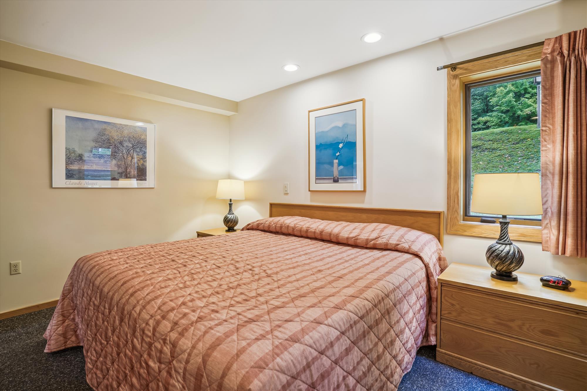 Building Photo - 768 E Mountain Rd