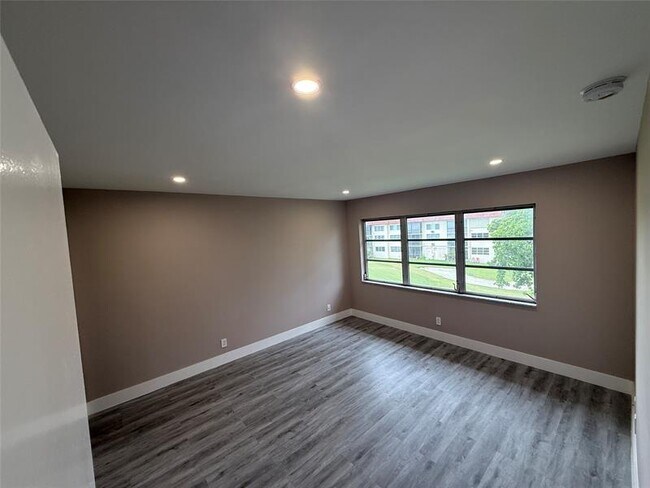 Building Photo - 8962 S Hollybrook Blvd