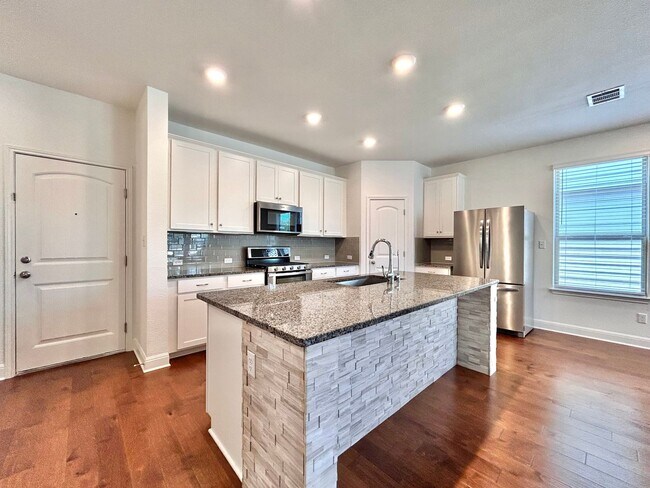 Building Photo - Beautiful and Contemporary 3 BR / 2.5 BA H...