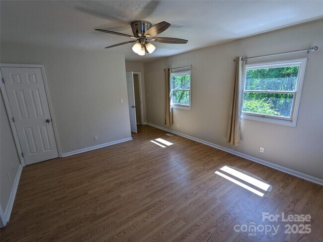 Building Photo - 25.5 Woodrow Ave