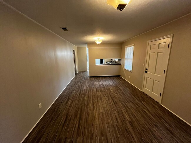 Building Photo - Welcome to this spacious 3-bedroom, 2-bath...