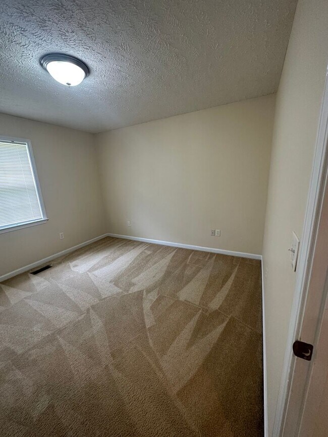 Building Photo - 3 Bedroom, 2 Bath Home Located in Manchester