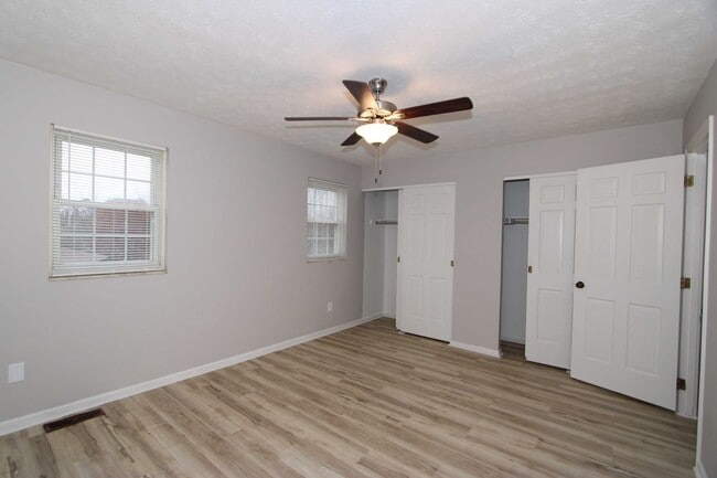 Building Photo - 2 Bed 1.5 Bath Condo