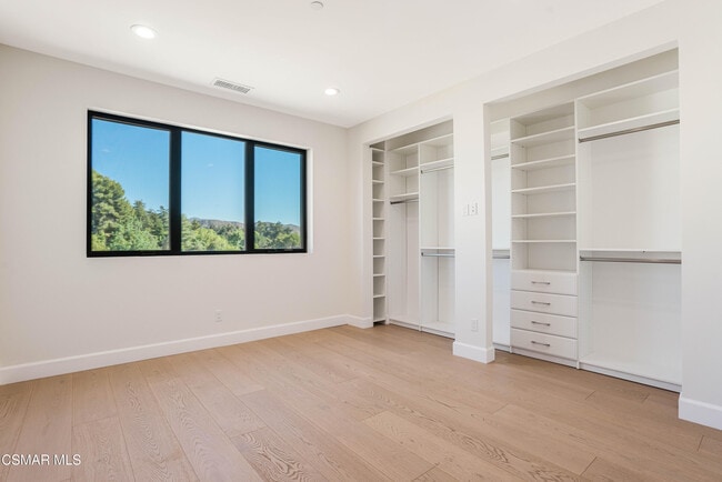 Building Photo - 252 Capri Dr