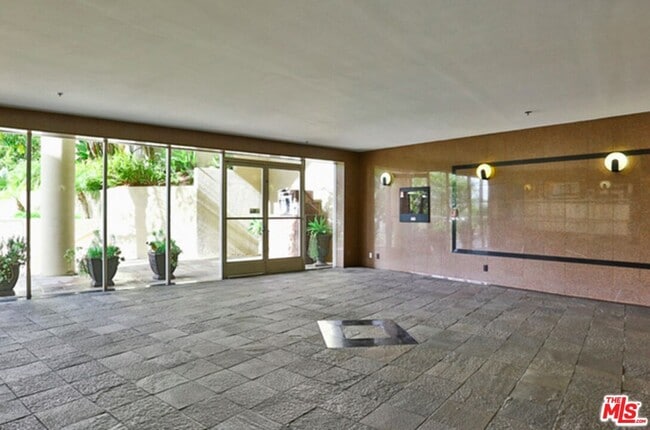 Building Photo - 2222 Beachwood Dr