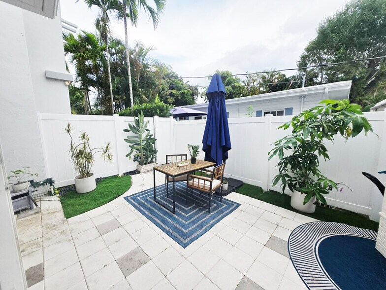 Building Photo - 302 NE 8th Ave