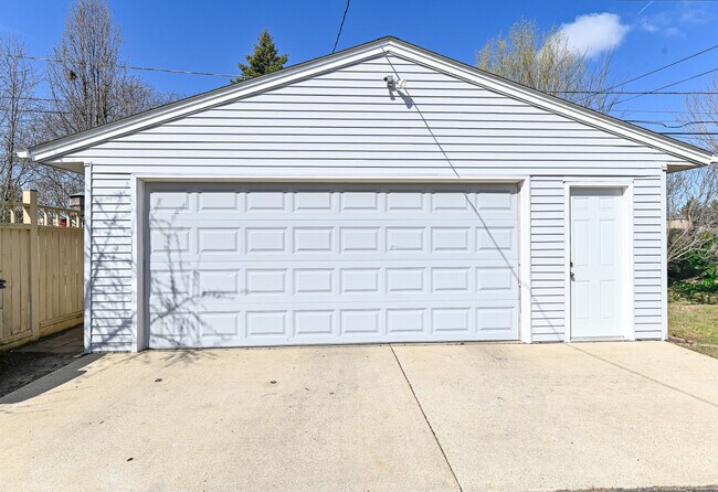 Building Photo - 3717 S 56th St