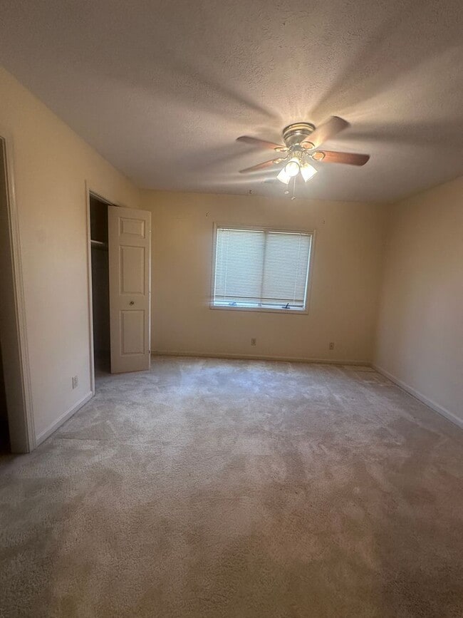 Building Photo - 1002 Juniper Springs Dr