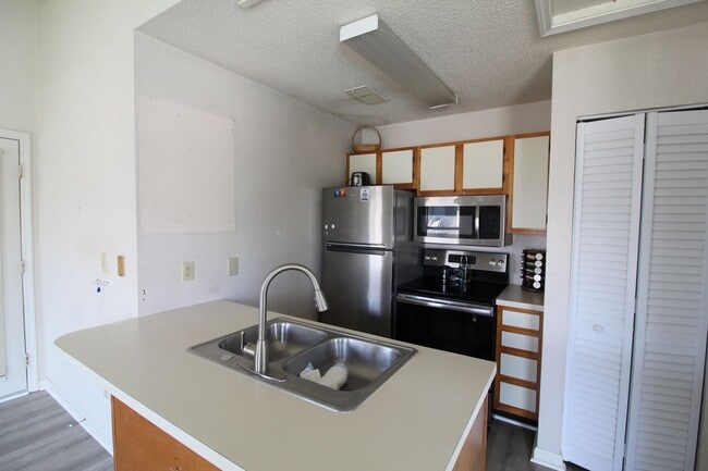 Building Photo - 1BR/1BA Top Floor Condo – Island Green (Tr...