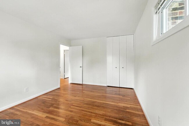 Building Photo - 5011 Roslyn Rd