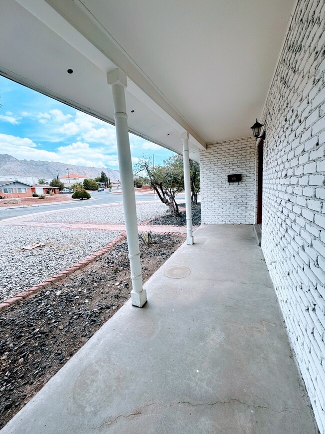 Building Photo - 139 Clairemont Rd