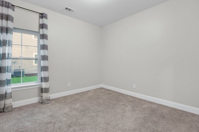 Building Photo - Spacious 4BR/3BA Pooler Home – Lagoon Views, Prime Location