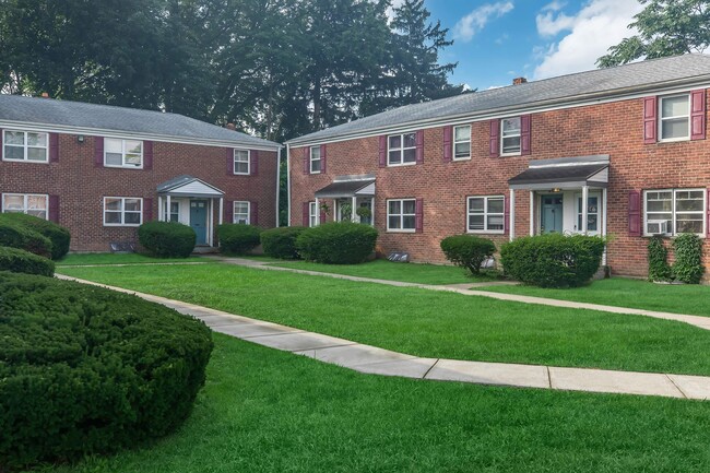 Building Photo - Crestwood Townhomes