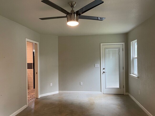 Building Photo - 1.5 Miles to Gruene / Fridge, Washer & Dryer Included / 2 Living Areas / Tons of Space / No Carpe...
