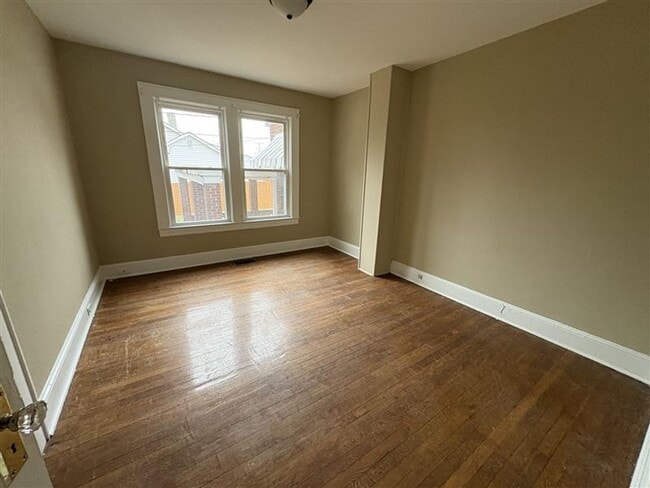 Building Photo - Quaint Brick Cottage w/Covered Parking