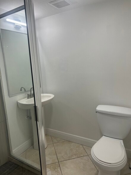 Guest bath - 1964 Alamanda Dr