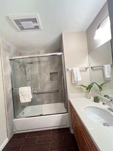 Building Photo - 3001 Los Prados St