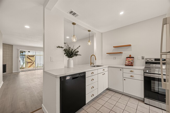 Building Photo - 5056 Glenmont Dr