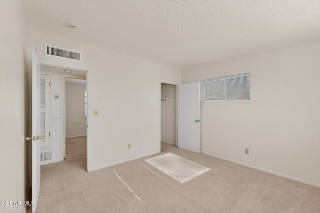 Building Photo - 10370 Kellogg St