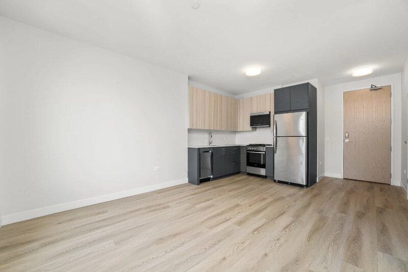 Building Photo - 672 N May St