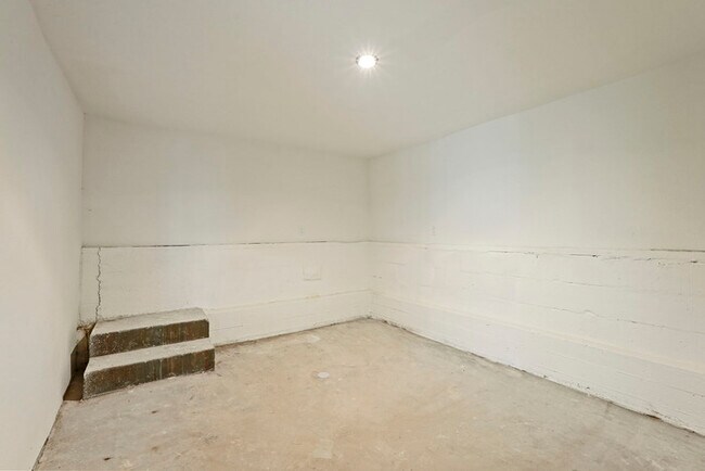 Building Photo - Beautifully updated 2/1 in North Oak Park! Located Close to UC Davis Med Center + MgGeorge Law Sc...