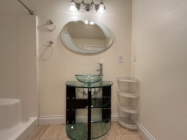 Building Photo - Modern Townhome Near OHSU with 3 Bedrooms Each with Private En-Suite Bath