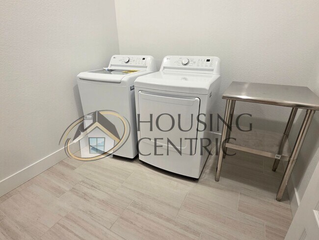 Building Photo - Executive Single Story Rental in HIGHLY DESIRABLE Heritage 55+ Community!