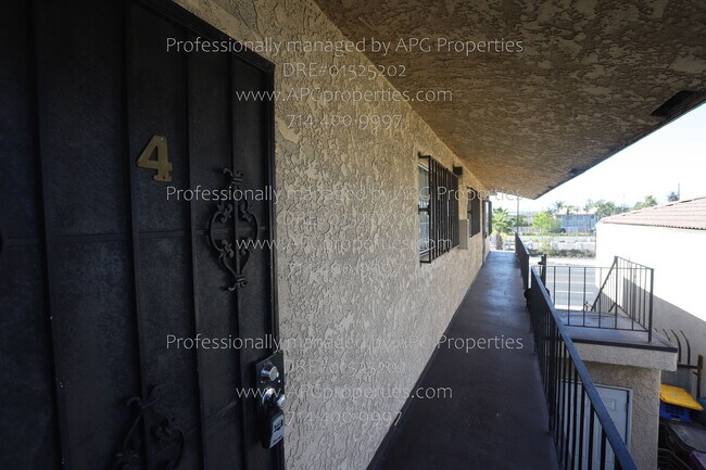 Building Photo - 830 E Anaheim St