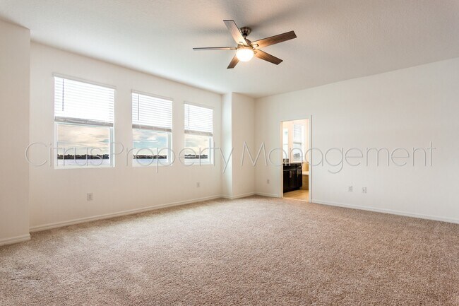 Building Photo - Beautiful Waterfront Home (4/3.5) in Grove...
