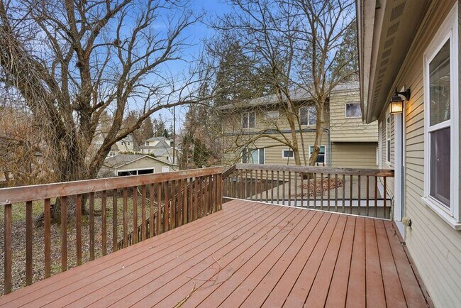 Building Photo - 508 E 19th Ave