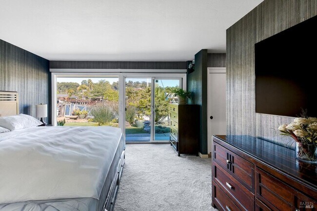Building Photo - 10 Capri Ct