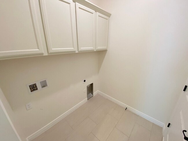 Building Photo - East El Paso 4 bed/ 2.5 Bath Refrig A/C