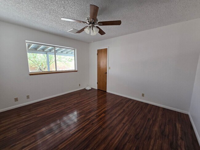 Building Photo - 905 Cimarron Ct