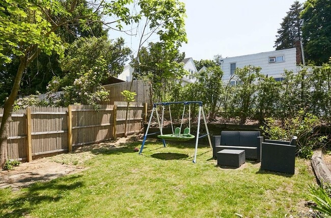 Building Photo - 14 Redbrook Rd