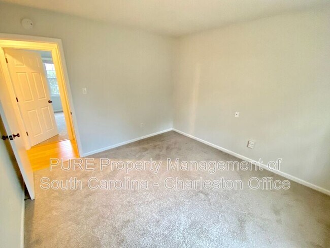 Building Photo - 7648 Hillview Ln