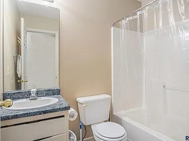 Building Photo - Charming 3-Bedroom Twin Home — 904?E?Jane?...