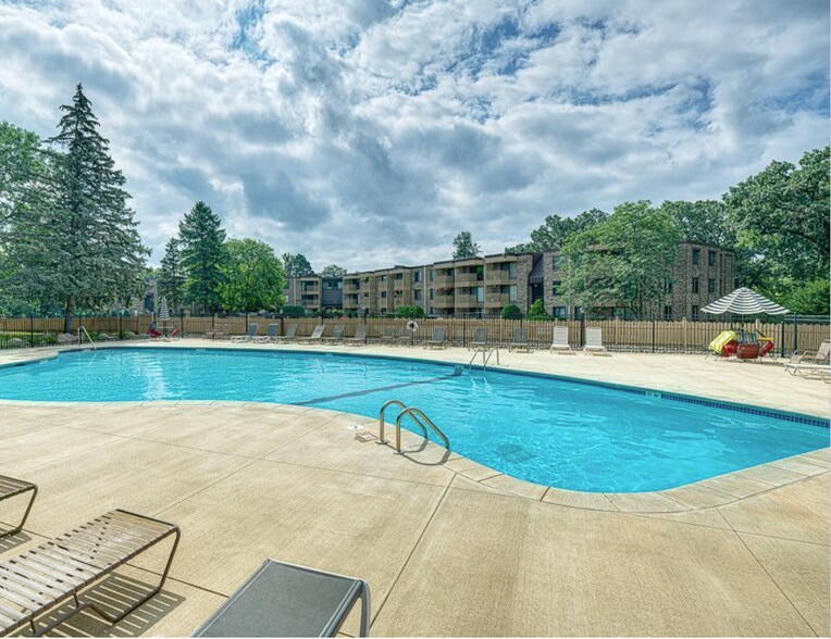 Shared Pool - 9400 Old Cedar Ave S