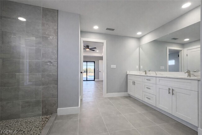 Building Photo - 224 SE 13th Terrace