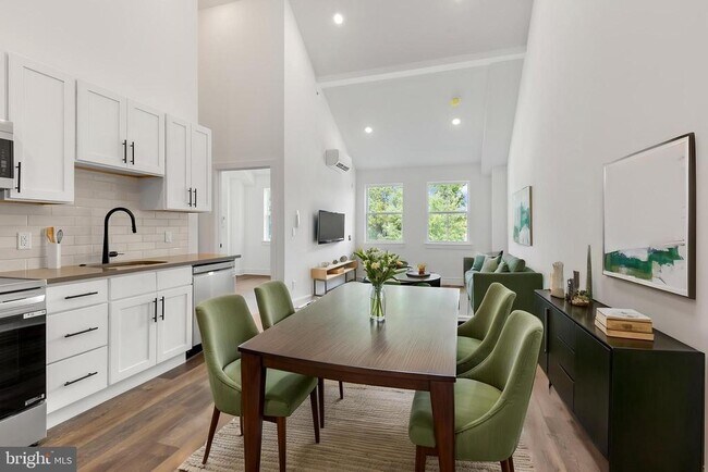 Building Photo - 7037 Ridge Ave