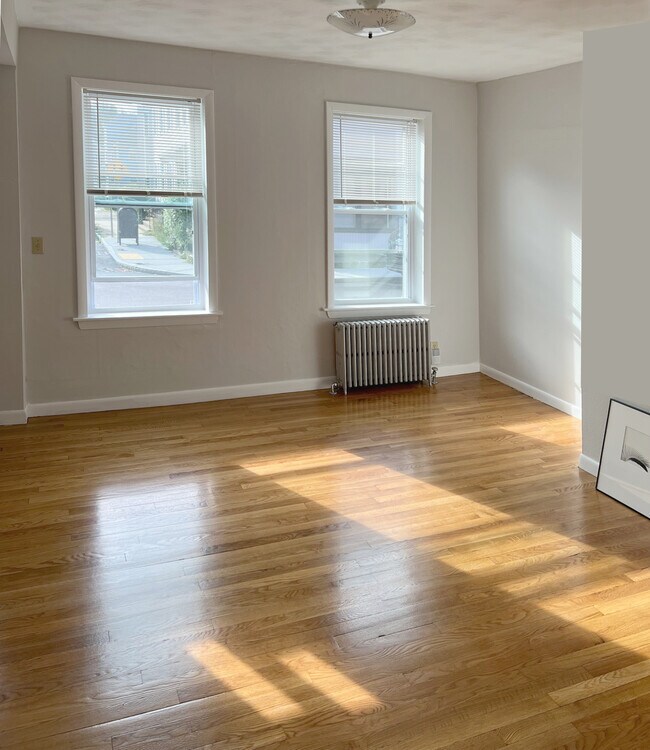 LIV ROOM - 154 Franklin St