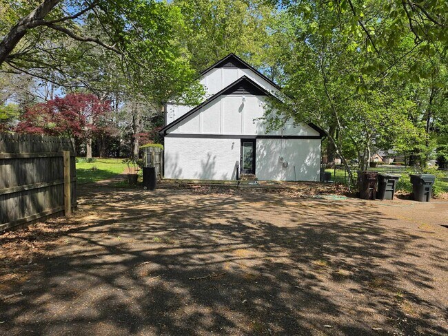 Building Photo - 4580 Shadowlawn Rd