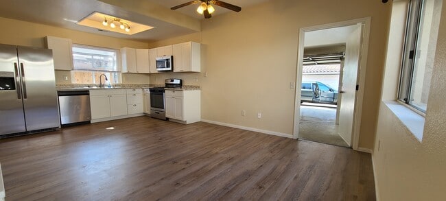 Open Eat-in Ktchn/ door to garage - 1388 Palomar Pl