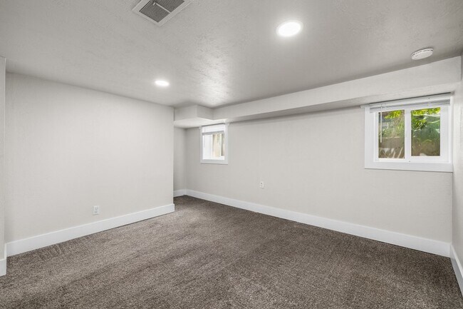 Building Photo - 191 E 100 N